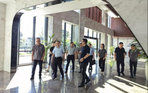 携手共进，智造未来——金华职业技术大学校长梁克东一行到访ROYAL皇家88股份