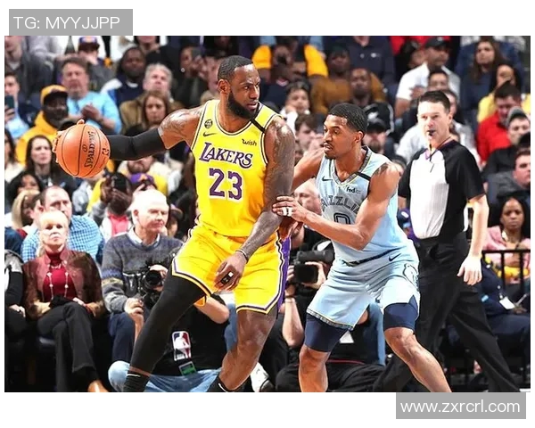 詹姆斯怒瞪姚明赛场对峙瞬间引发球迷热议与回忆